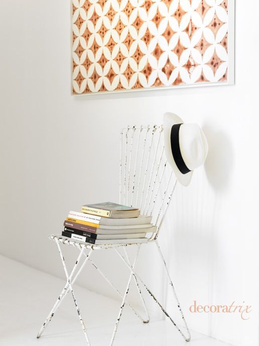 decoración minimalista silla antigua