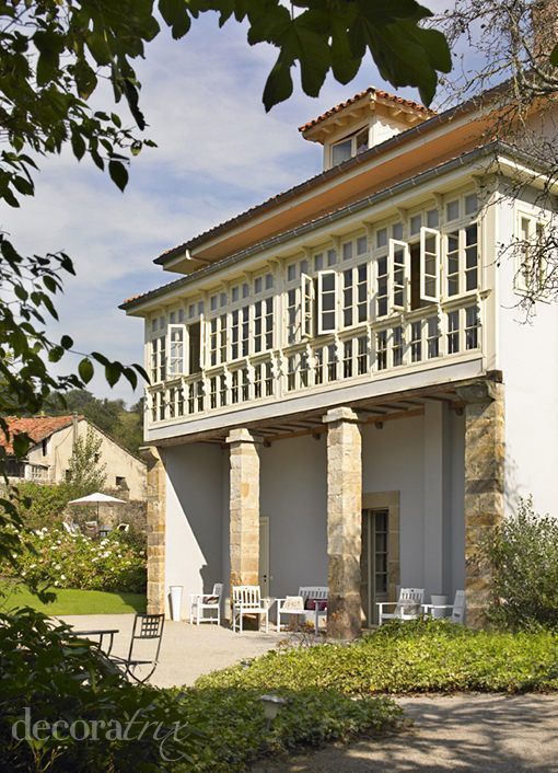 Hotel en Cantabria, fachada posterior con su espectacular galería Hotel en Cantabria, fachada posterior con su espectacular galería