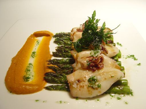 chipirones-a-la-plancha-con-su-aceite-de-ajo-perejil-trigueros-y-salsa-romescow chipirones-a-la-plancha-con-su-aceite-de-ajo-perejil-trigueros-y-salsa-romescow