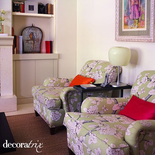 salón en tonos verdes y ocres con sillones salón en tonos verdes y ocres con sillones