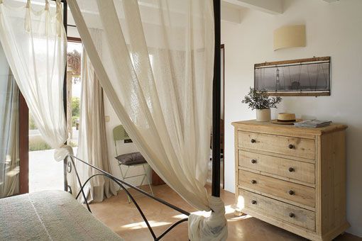 casa payesa, dormitorio con cama de dosel casa payesa, dormitorio con cama de dosel