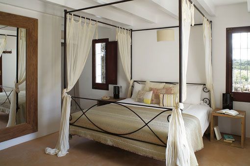 casa payesa, dormitorio con dosel casa payesa, dormitorio con dosel