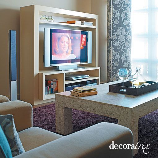 Salón decorado en tonos tierra y azules, zona de TV Salón decorado en tonos tierra y azules, zona de TV