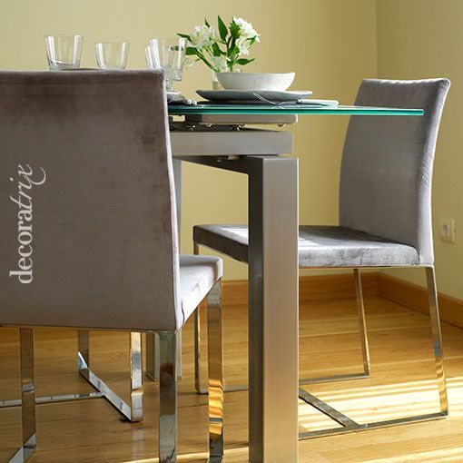 Un salón con comedor y cocina integrada Un salón con comedor y cocina integrada