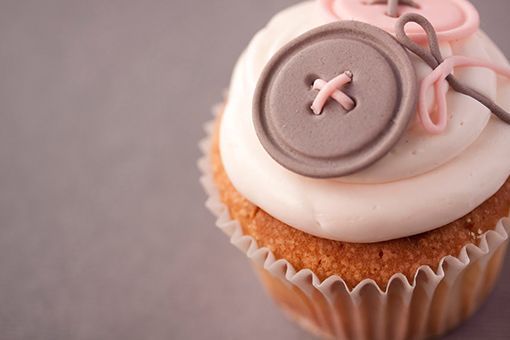 apetitosas magdalenas o cupcakes decoradas con un baño de merengue apetitosas magdalenas o cupcakes decoradas con un baño de merengue