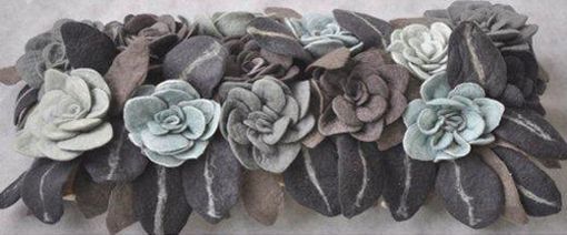 cojin_flores_fieltro_gris_unseen cojin_flores_fieltro_gris_unseen