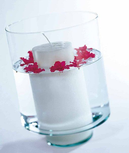 Jarrón de cristal con agua y pétalos Jarrón de cristal con agua y pétalos