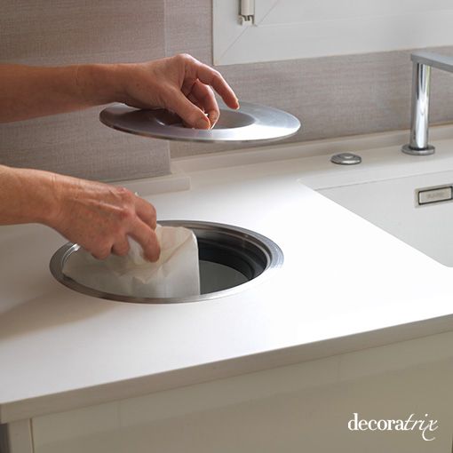 una cocina moderna con depósito de desperdicios una cocina moderna con depósito de desperdicios
