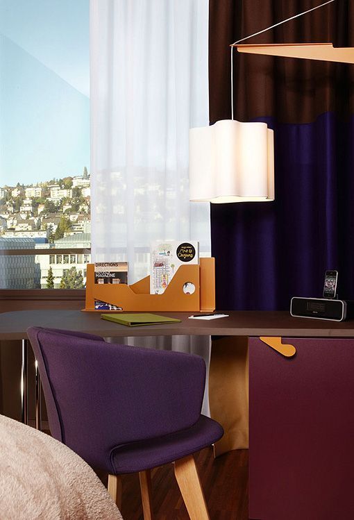 Rincón de trabajo de la habitación morada del 25 Hours, un hotel moderno en Zürich Rincón de trabajo de la habitación morada en el 25 Hours, un hotel moderno en Zürich