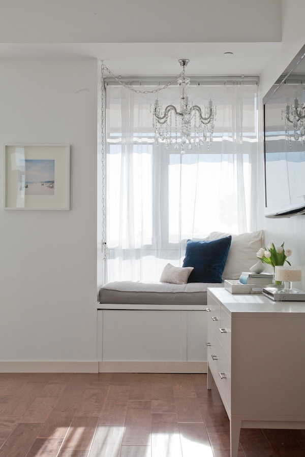 Dormitorio decorado en blanco y azul Dormitorio decorado en blanco y azul