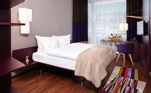 Habitación morada en el 25 Hours, un hotel moderno en Zürich Habitación morada en el 25 Hours, un hotel moderno en Zürich