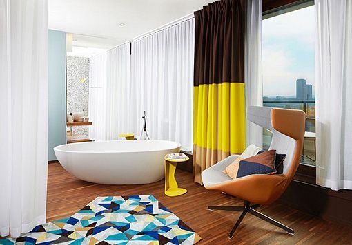 Baño integrado en la habitación del 25 Hours, un hotel moderno en Zürich  Baño integrado en la habitación del 25 Hours, un hotel moderno en Züric