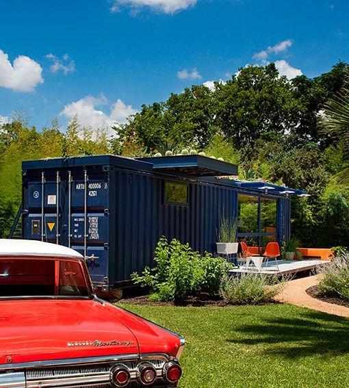 Casa prefabricada en un contenedor azul Casa prefabricada en un contenedor azul