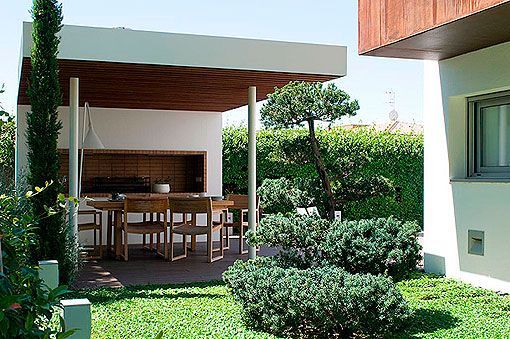 Comedor a la sombra Casa con jardín y piscina