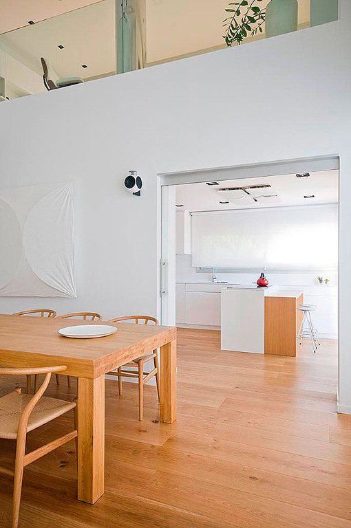 Vista de la cocina desde el salón Puertas correderas entre el comedor y la cocina