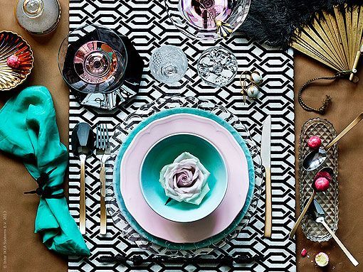 Vajillas en tonos pastel para una mesa de otoño Platos en tonos rosas y turquesas