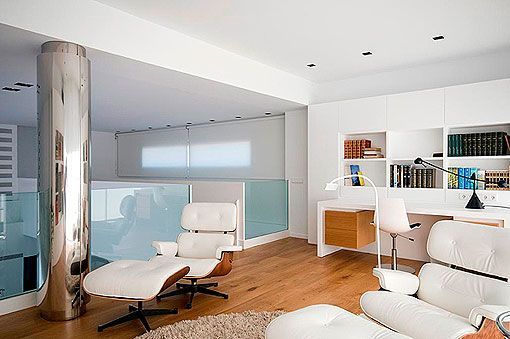 En el primer piso de la vivienda Una casa de dos alturas con jardín y piscina