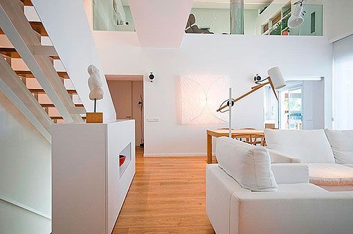 ¡Cómo nos gustan los salones de doble altura! Decoración moderna en blanco y madera