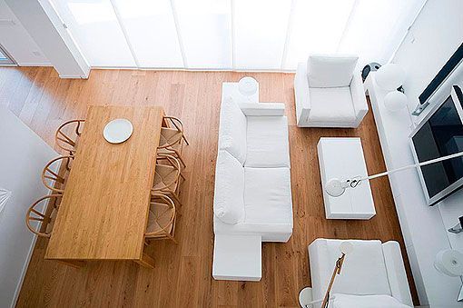 Vista del salón desde el primer piso Salón decorado en blanco y madera