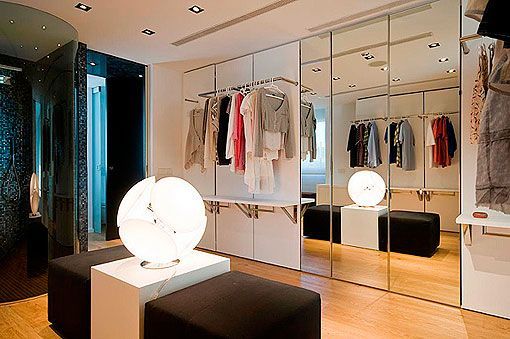 ¡Y llenito de ropa! Dormitorio con vestidor