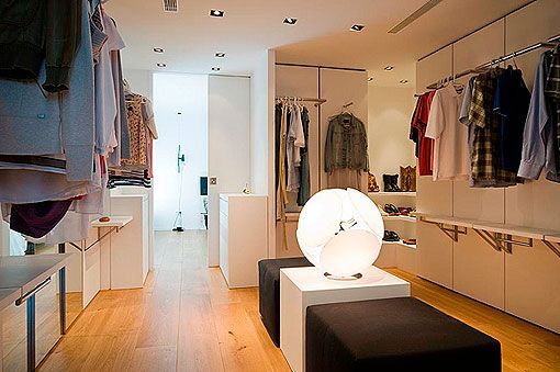 Espejos, estantes, barras, organizadores... Dormitorio con vestidor