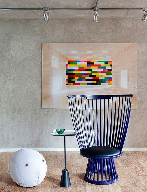 Sillón azul Cuadros en el salón
