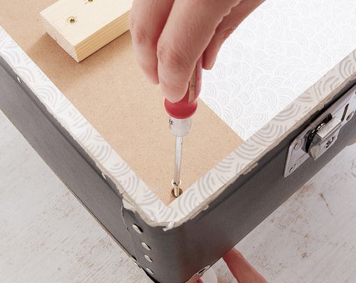 una maleta convertida en butaca colocar las patas una maleta convertida en butaca colocar las patas