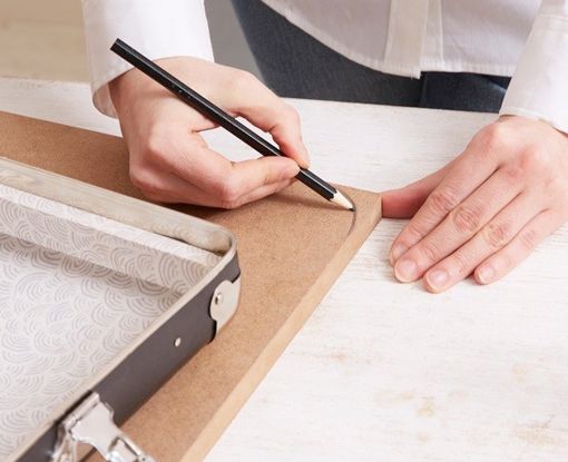 una maleta vieja convertida en butaca redondear las esquinas una maleta vieja convertida en butaca redondear las esquinas