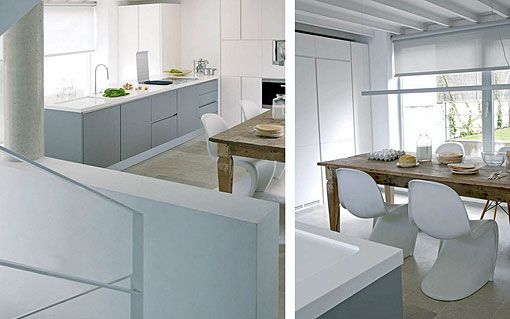 Cocina detrás de un salón de doble altura Cocina detrás de un salón de doble altura