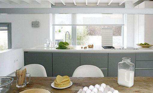 Cocina detrás de un salón de doble altura Cocina detrás de un salón de doble altura