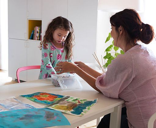 Cocina blanca con isla y zona de comedor Cocina blanca con isla y zona de comedor