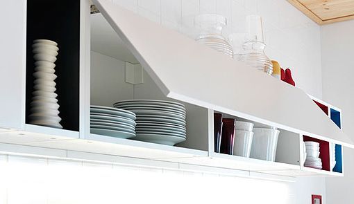 Cocina blanca con isla y armarios de apertura abatible Cocina blanca con isla y armarios de apertura abatible