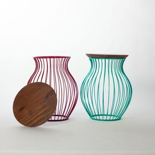 Mesa auxiliar de acero y madera maciza de teca Mesa auxiliar de acero y madera maciza de teca