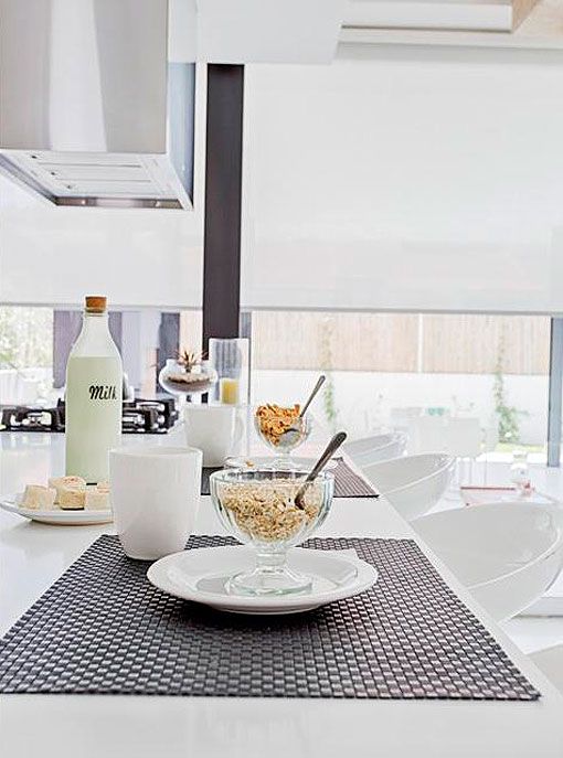 Cocina de una casa minimalista con piscina Cocina de una casa minimalista con piscina