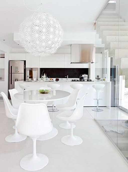 Comedor de una casa minimalista con piscina Comedor de una casa minimalista con piscina