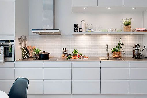 Cocina blanca en un apartamento femenino Cocina blanca en un apartamento femenino