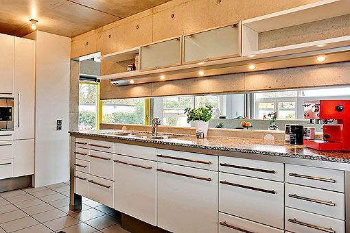 Cocina de una casa de acero y hormigón Cocina de una casa de acero y hormigón