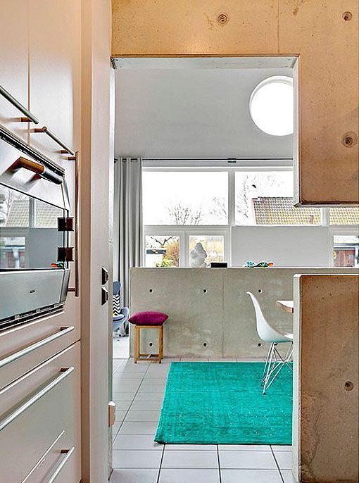 Cocina de una casa de acero y hormigón Cocina de una casa de acero y hormigón