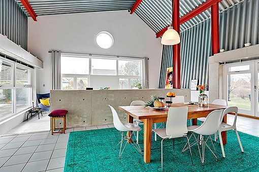 Comedor de una casa de acero y hormigón Comedor de una casa de acero y hormigón