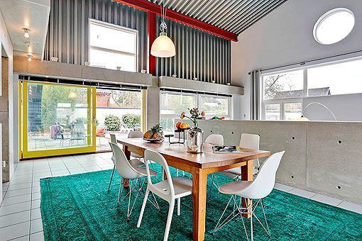 Comedor de una casa de acero y hormigón Comedor de una casa de acero y hormigón