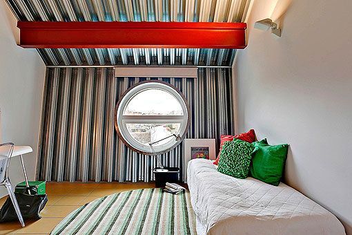 Cuarto de invitados de una casa de acero y hormigón Cuarto de invitados de una casa de acero y hormigón