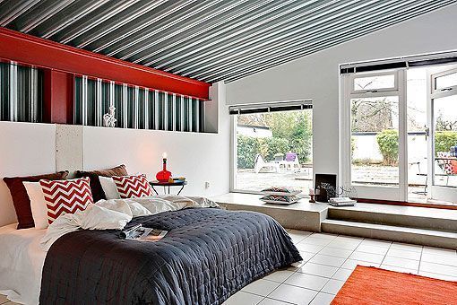 Dormitorio de una casa de acero y hormigón Dormitorio de una casa de acero y hormigón