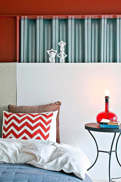 Dormitorio de una casa de acero y hormigón Dormitorio de una casa de acero y hormigón