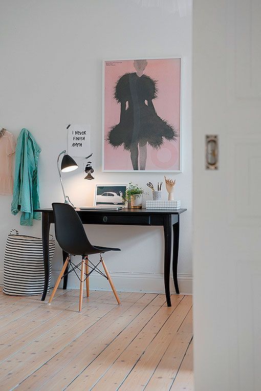 Dormitorio con zona de trabajo en un apartamento femenino Dormitorio con zona de trabajo en un apartamento femenino