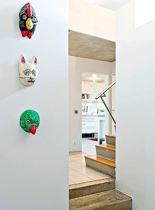 Pared del recibidor de una casa de acero y hormigón Pared del recibidor de una casa de acero y hormigón