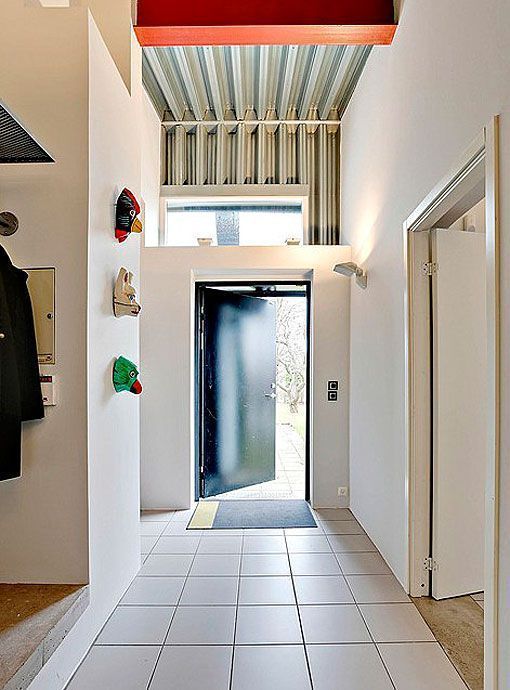 Recibidor de una casa de acero y hormigón Recibidor de una casa de acero y hormigón