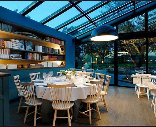 Cabaña Marconi con mesas redondas cabaña marconi con mesas redondas