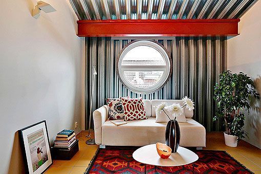 Segunda zona de estar de una casa de acero y hormigón Segunda zona de estar de una casa de acero y hormigón