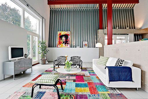 Salón de una casa de acero y hormigón Salón de una casa de acero y hormigón