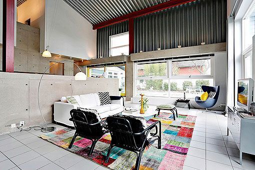 Salón de una casa de acero y hormigón Salón de una casa de acero y hormigón